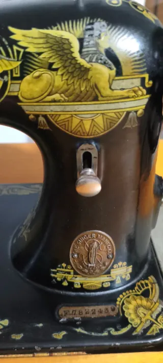 Máquina de coser Singer Vintage 15K con mueble