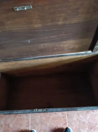 Arcón de madera tallada antiguo y 2mesitas