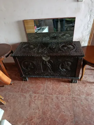 Arcón de madera tallada antiguo y 2mesitas