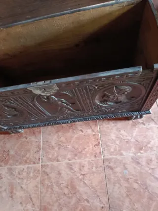 Arcón de madera tallada antiguo y 2mesitas