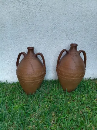 Cantarera con dos cantaros y luz