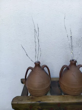 Cantarera con dos cantaros y luz