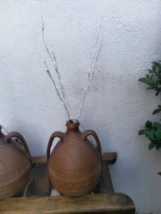 Cantarera con dos cantaros y luz