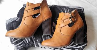 Botín marrón con tacón correas hebillas