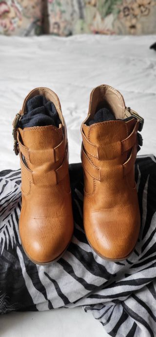 Botín marrón con tacón correas hebillas