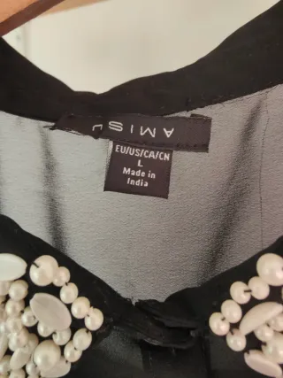 Blusa negra con pedrería