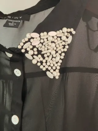 Blusa negra con pedrería