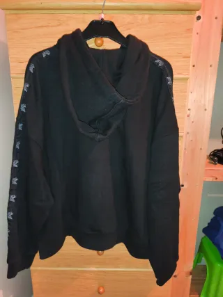 Sudadera negra con capucha