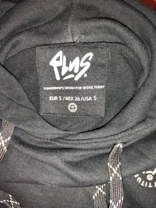 Sudadera negra con capucha