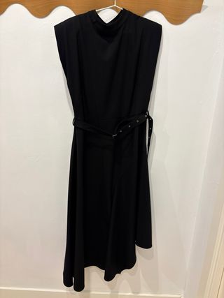 Vestido negro asimétrico