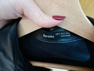 Chaqueta corta efecto piel