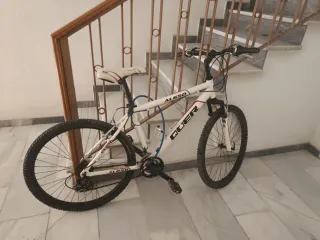 Bicicleta de montaña blanca