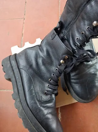 Botas militares de piel negras