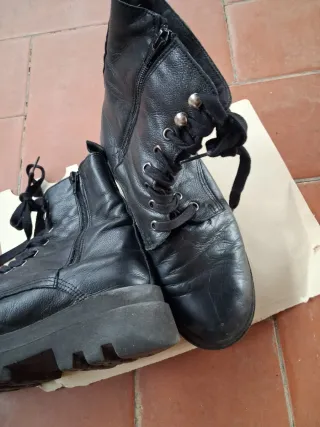 Botas militares de piel negras