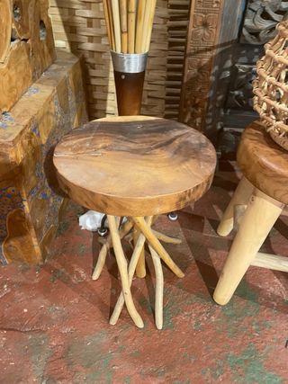 Taburete de teca natural con raíces