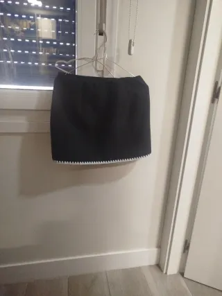 Falda corta negra con detalle blanco
