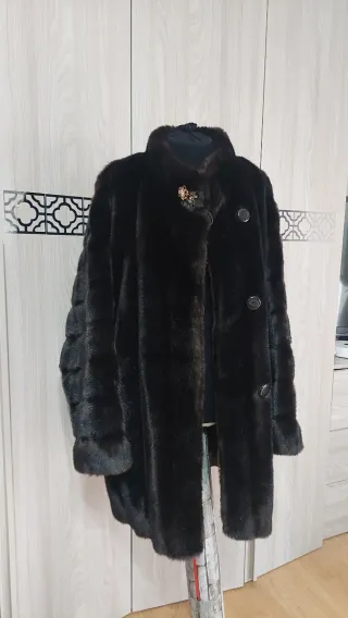 Bellissima ecopelliccia sintetica marrone scuro