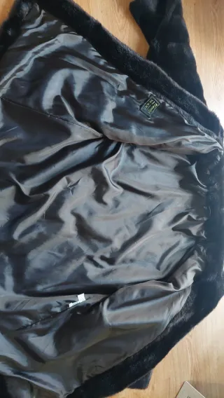 Bellissima ecopelliccia sintetica marrone scuro