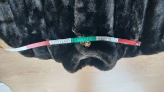 Bellissima ecopelliccia sintetica marrone scuro