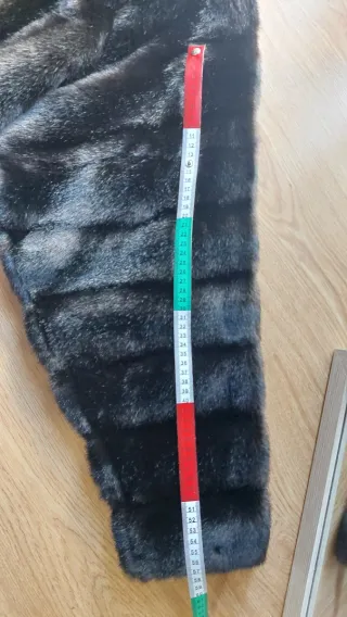 Bellissima ecopelliccia sintetica marrone scuro