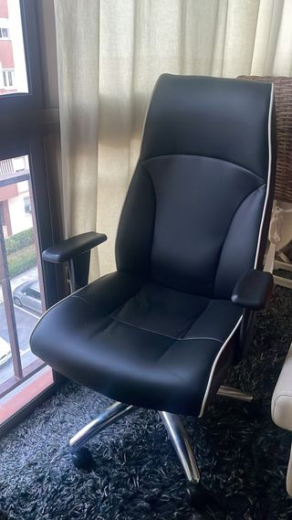 Silla de oficina negra y plateada