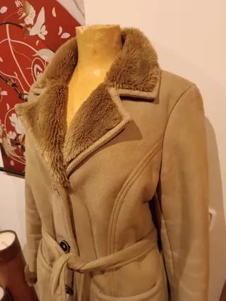 Abrigo beige con cinturón