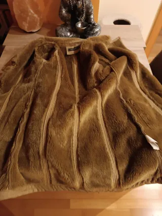 Abrigo beige con cinturón