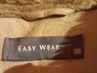 Abrigo beige con cinturón