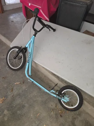 Patinete con ruedas grandes