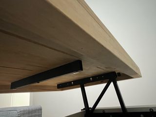 Mesa de centro elevable madera y blanca.