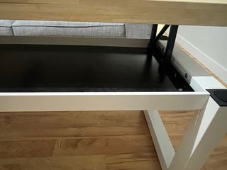 Mesa de centro elevable madera y blanca.