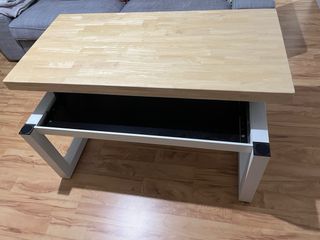 Mesa de centro elevable madera y blanca.