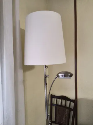 Lámpara de pie moderna.
