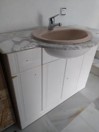 Mueble de baño Roca con lavabo y grifo