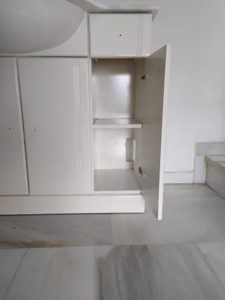 Mueble de baño Roca con lavabo y grifo