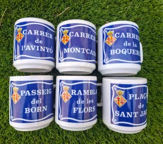 Tazas de porcelana con nombres de calles