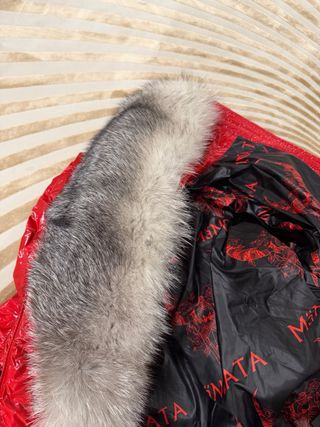 Plumas Mangata Roja con Capucha de Pelo