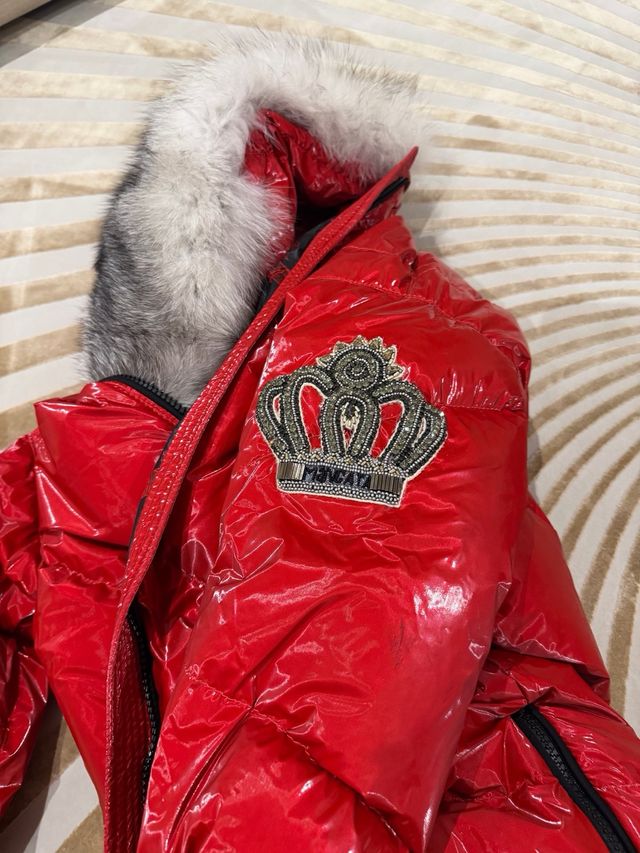 Plumas Mangata Roja con Capucha de Pelo