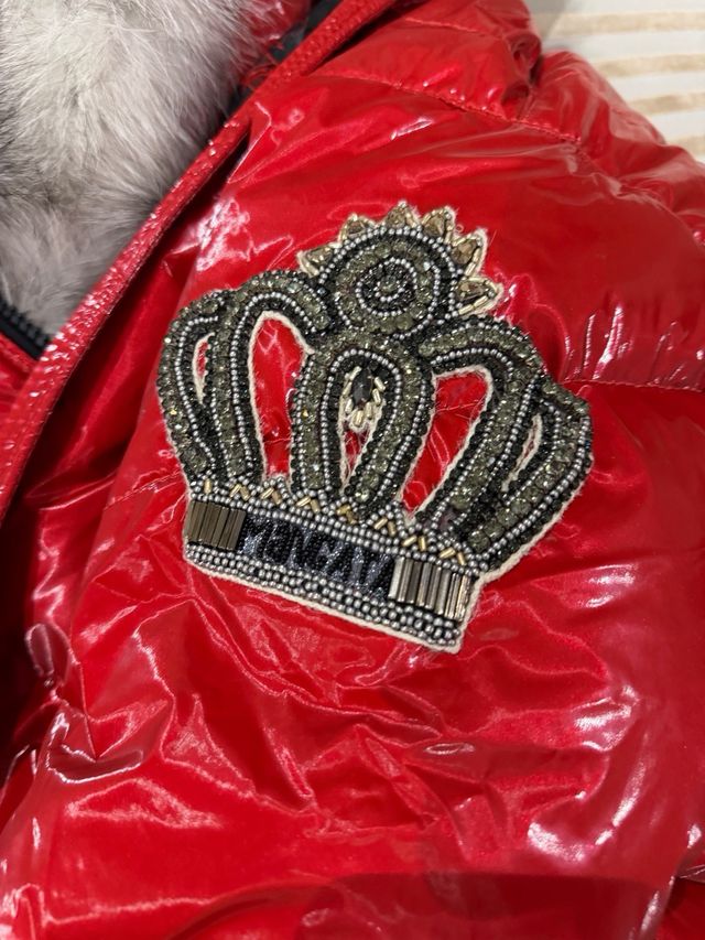 Plumas Mangata Roja con Capucha de Pelo