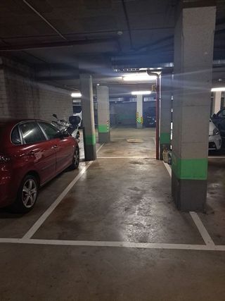 Garaje en venta en La Font de la Guatlla en Barcelona