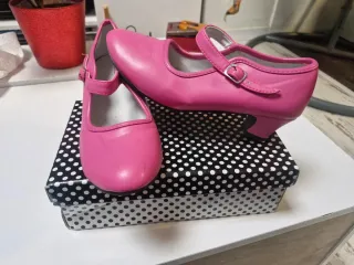 Zapatos rosas de tacón para niña