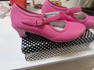 Zapatos rosas de tacón para niña