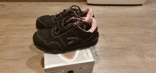 Zapatos de seguridad COFRA negros y rosas