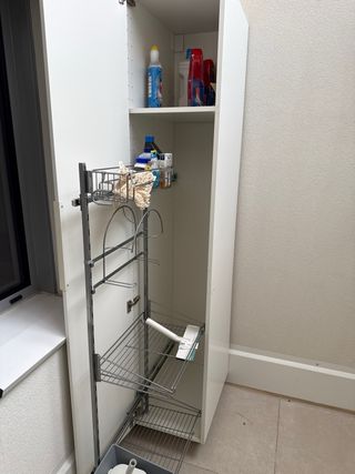 Mueble escobero blanco