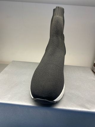 Deportiva calcetín negra y blanca