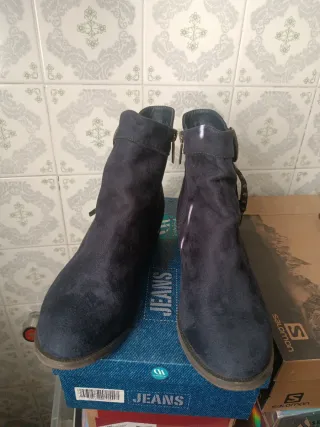 Botines azules con detalle dorado