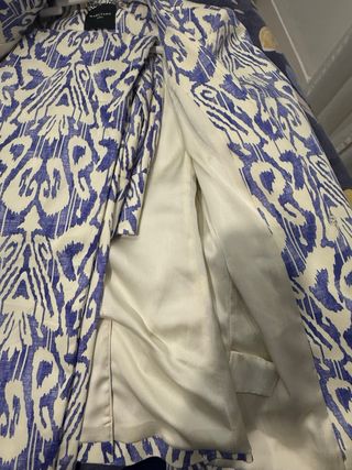Traje Marciano Guess estampado azul y beige