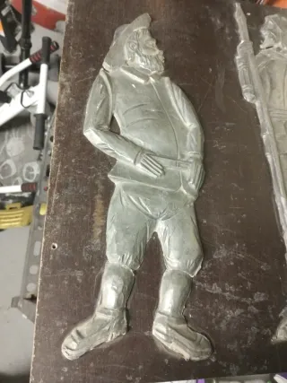 Figuras antiguas de metal