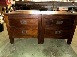 Mesitas de noche de madera oscura