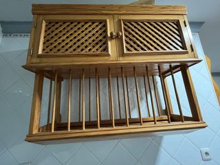 Mueble para platos y vasos de madera